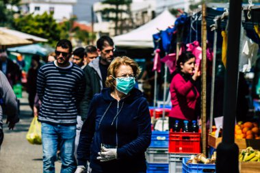 Limasol Kıbrıs Rum Kesimi 14 Mart 2020 'de kendilerini sabah Limasol pazarından koronavirüs alışverişinden korumak için maske takan kimliği belirsiz insanların görüntüsü