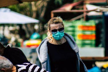 Limasol Kıbrıs Rum Kesimi 14 Mart 2020 'de kendilerini sabah Limasol pazarından koronavirüs alışverişinden korumak için maske takan kimliği belirsiz insanların görüntüsü