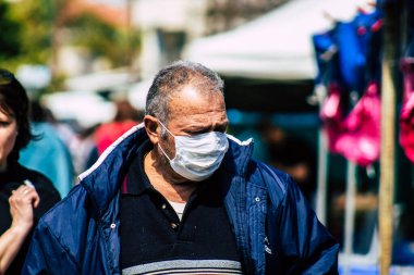 Limasol Kıbrıs Rum Kesimi 14 Mart 2020 'de kendilerini sabah Limasol pazarından koronavirüs alışverişinden korumak için maske takan kimliği belirsiz insanların görüntüsü