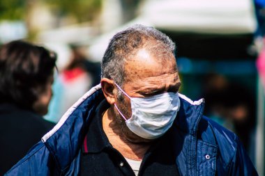 Limasol Kıbrıs Rum Kesimi 14 Mart 2020 'de kendilerini sabah Limasol pazarından koronavirüs alışverişinden korumak için maske takan kimliği belirsiz insanların görüntüsü