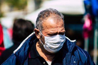 Limasol Kıbrıs Rum Kesimi 14 Mart 2020 'de kendilerini sabah Limasol pazarından koronavirüs alışverişinden korumak için maske takan kimliği belirsiz insanların görüntüsü