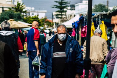 Limasol Kıbrıs Rum Kesimi 14 Mart 2020 'de kendilerini sabah Limasol pazarından koronavirüs alışverişinden korumak için maske takan kimliği belirsiz insanların görüntüsü