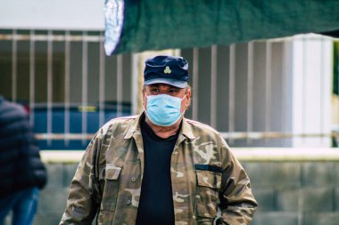 Limasol Kıbrıs Rum Kesimi 14 Mart 2020 'de kendilerini sabah Limasol pazarından koronavirüs alışverişinden korumak için maske takan kimliği belirsiz insanların görüntüsü