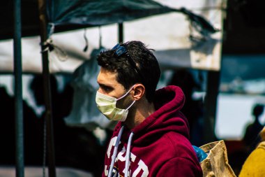 Limasol Kıbrıs Rum Kesimi 14 Mart 2020 'de kendilerini sabah Limasol pazarından koronavirüs alışverişinden korumak için maske takan kimliği belirsiz insanların görüntüsü