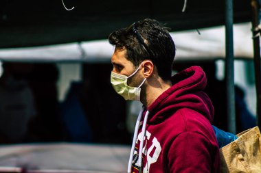 Limasol Kıbrıs Rum Kesimi 14 Mart 2020 'de kendilerini sabah Limasol pazarından koronavirüs alışverişinden korumak için maske takan kimliği belirsiz insanların görüntüsü
