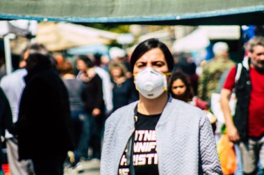 Limasol Kıbrıs Rum Kesimi 14 Mart 2020 'de kendilerini sabah Limasol pazarından koronavirüs alışverişinden korumak için maske takan kimliği belirsiz insanların görüntüsü