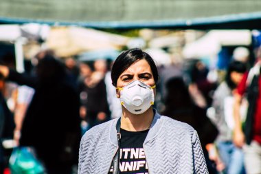 Limasol Kıbrıs Rum Kesimi 14 Mart 2020 'de kendilerini sabah Limasol pazarından koronavirüs alışverişinden korumak için maske takan kimliği belirsiz insanların görüntüsü