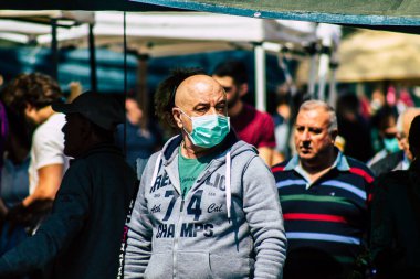 Limasol Kıbrıs Rum Kesimi 14 Mart 2020 'de kendilerini sabah Limasol pazarından koronavirüs alışverişinden korumak için maske takan kimliği belirsiz insanların görüntüsü