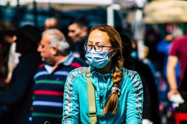 Limasol Kıbrıs Rum Kesimi 14 Mart 2020 'de kendilerini sabah Limasol pazarından koronavirüs alışverişinden korumak için maske takan kimliği belirsiz insanların görüntüsü