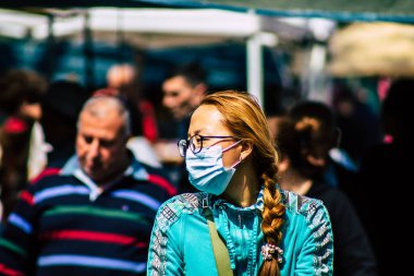 Limasol Kıbrıs Rum Kesimi 14 Mart 2020 'de kendilerini sabah Limasol pazarından koronavirüs alışverişinden korumak için maske takan kimliği belirsiz insanların görüntüsü