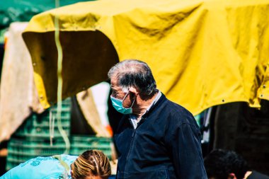 Limasol Kıbrıs Rum Kesimi 14 Mart 2020 'de kendilerini sabah Limasol pazarından koronavirüs alışverişinden korumak için maske takan kimliği belirsiz insanların görüntüsü