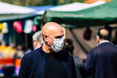 Limasol Kıbrıs Rum Kesimi 14 Mart 2020 'de kendilerini sabah Limasol pazarından koronavirüs alışverişinden korumak için maske takan kimliği belirsiz insanların görüntüsü