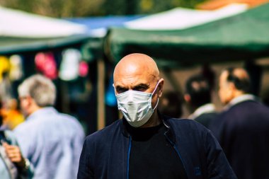 Limasol Kıbrıs Rum Kesimi 14 Mart 2020 'de kendilerini sabah Limasol pazarından koronavirüs alışverişinden korumak için maske takan kimliği belirsiz insanların görüntüsü