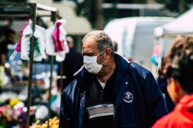 Limasol Kıbrıs Rum Kesimi 14 Mart 2020 'de kendilerini sabah Limasol pazarından koronavirüs alışverişinden korumak için maske takan kimliği belirsiz insanların görüntüsü