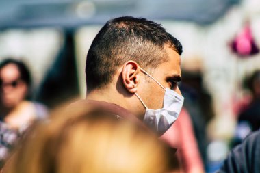 Limasol Kıbrıs Rum Kesimi 14 Mart 2020 'de kendilerini sabah Limasol pazarından koronavirüs alışverişinden korumak için maske takan kimliği belirsiz insanların görüntüsü