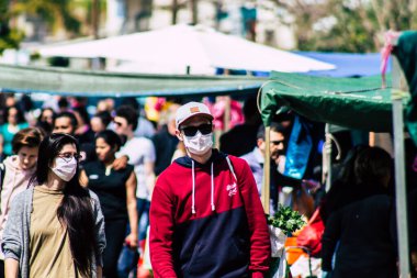 Limasol Kıbrıs Rum Kesimi 14 Mart 2020 'de kendilerini sabah Limasol pazarından koronavirüs alışverişinden korumak için maske takan kimliği belirsiz insanların görüntüsü
