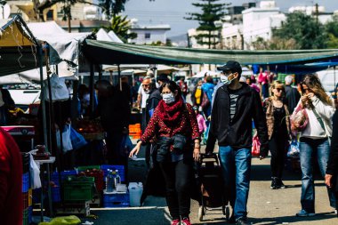 Limasol Kıbrıs Rum Kesimi 14 Mart 2020 'de kendilerini sabah Limasol pazarından koronavirüs alışverişinden korumak için maske takan kimliği belirsiz insanların görüntüsü