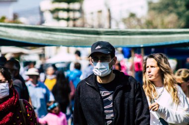 Limasol Kıbrıs Rum Kesimi 14 Mart 2020 'de kendilerini sabah Limasol pazarından koronavirüs alışverişinden korumak için maske takan kimliği belirsiz insanların görüntüsü