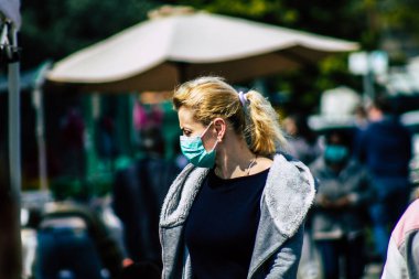 Limasol Kıbrıs Rum Kesimi 14 Mart 2020 'de kendilerini sabah Limasol pazarından koronavirüs alışverişinden korumak için maske takan kimliği belirsiz insanların görüntüsü