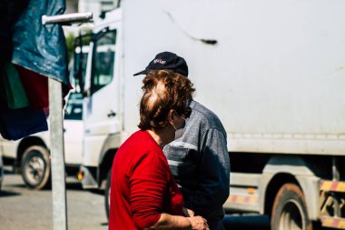 Limasol Kıbrıs Rum Kesimi 14 Mart 2020 'de kendilerini sabah Limasol pazarından koronavirüs alışverişinden korumak için maske takan kimliği belirsiz insanların görüntüsü