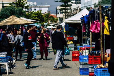 Limasol Kıbrıs Rum Kesimi 14 Mart 2020 Sabahleyin Limasol pazarından kimliği belirsiz bir kişinin alışveriş yaptığı görüntüler