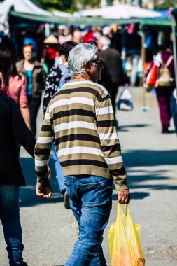 Limasol Kıbrıs Rum Kesimi 14 Mart 2020 Sabahleyin Limasol pazarından kimliği belirsiz bir kişinin alışveriş yaptığı görüntüler