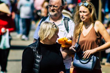 Limasol Kıbrıs Rum Kesimi 14 Mart 2020 Sabahleyin Limasol pazarından kimliği belirsiz bir kişinin alışveriş yaptığı görüntüler