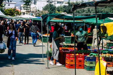 Limasol Kıbrıs Rum Kesimi 14 Mart 2020 Sabahleyin Limasol pazarından kimliği belirsiz bir kişinin alışveriş yaptığı görüntüler