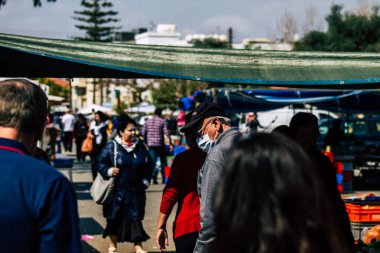 Limasol Kıbrıs Rum Kesimi 14 Mart 2020 Sabahleyin Limasol pazarından kimliği belirsiz bir kişinin alışveriş yaptığı görüntüler