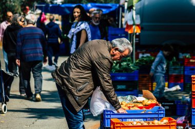 Limasol Kıbrıs Rum Kesimi 14 Mart 2020 Sabahleyin Limasol pazarından kimliği belirsiz bir kişinin alışveriş yaptığı görüntüler