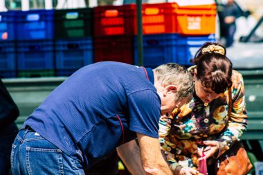 Limasol Kıbrıs Rum Kesimi 14 Mart 2020 Sabahleyin Limasol pazarından kimliği belirsiz bir kişinin alışveriş yaptığı görüntüler