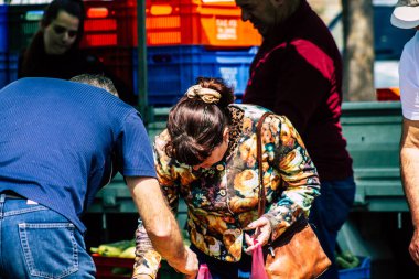 Limasol Kıbrıs Rum Kesimi 14 Mart 2020 Sabahleyin Limasol pazarından kimliği belirsiz bir kişinin alışveriş yaptığı görüntüler