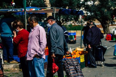 Limasol Kıbrıs Rum Kesimi 14 Mart 2020 Sabahleyin Limasol pazarından kimliği belirsiz bir kişinin alışveriş yaptığı görüntüler