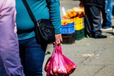Limasol Kıbrıs Rum Kesimi 14 Mart 2020 Sabahleyin Limasol pazarından kimliği belirsiz bir kişinin alışveriş yaptığı görüntüler