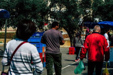Limasol Kıbrıs Rum Kesimi 14 Mart 2020 Sabahleyin Limasol pazarından kimliği belirsiz bir kişinin alışveriş yaptığı görüntüler