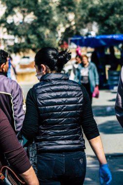 Limasol Kıbrıs Rum Kesimi 14 Mart 2020 Sabahleyin Limasol pazarından kimliği belirsiz bir kişinin alışveriş yaptığı görüntüler
