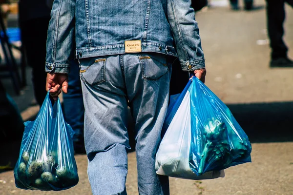 Limasol Kıbrıs Rum Kesimi 14 Mart 2020 Sabahleyin Limasol pazarından kimliği belirsiz bir kişinin alışveriş yaptığı görüntüler