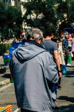 Limasol Kıbrıs Rum Kesimi 14 Mart 2020 Sabahleyin Limasol pazarından kimliği belirsiz bir kişinin alışveriş yaptığı görüntüler