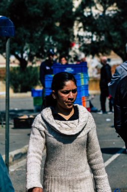 Limasol Kıbrıs Rum Kesimi 14 Mart 2020 Sabahleyin Limasol pazarından kimliği belirsiz bir kişinin alışveriş yaptığı görüntüler