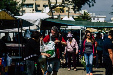 Limasol Kıbrıs Rum Kesimi 14 Mart 2020 Sabahleyin Limasol pazarından kimliği belirsiz bir kişinin alışveriş yaptığı görüntüler