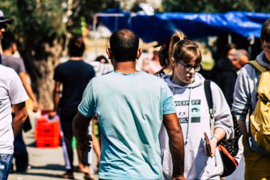 Limasol Kıbrıs Rum Kesimi 14 Mart 2020 Sabahleyin Limasol pazarından kimliği belirsiz bir kişinin alışveriş yaptığı görüntüler