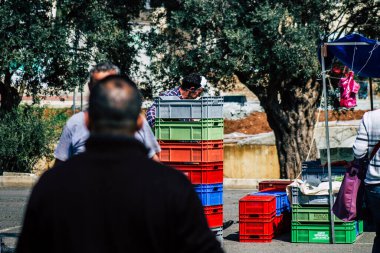 Limasol Kıbrıs Rum Kesimi 14 Mart 2020 Sabahleyin Limasol pazarından kimliği belirsiz bir kişinin alışveriş yaptığı görüntüler