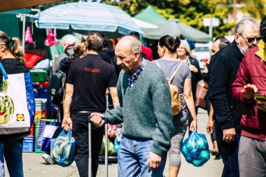 Limasol Kıbrıs Rum Kesimi 14 Mart 2020 Sabahleyin Limasol pazarından kimliği belirsiz bir kişinin alışveriş yaptığı görüntüler