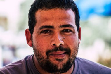 Limasol Kıbrıs Rum Kesimi 14 Mart 2020 Sabahleyin Limasol pazarından kimliği belirsiz bir kişinin alışveriş yaptığı görüntüler