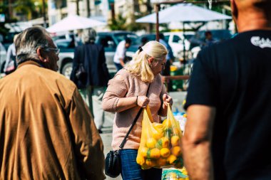Limasol Kıbrıs Rum Kesimi 14 Mart 2020 Sabahleyin Limasol pazarından kimliği belirsiz bir kişinin alışveriş yaptığı görüntüler