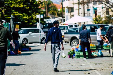 Limasol Kıbrıs Rum Kesimi 14 Mart 2020 Sabahleyin Limasol pazarından kimliği belirsiz bir kişinin alışveriş yaptığı görüntüler