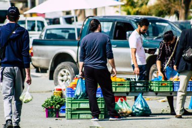 Limasol Kıbrıs Rum Kesimi 14 Mart 2020 Sabahleyin Limasol pazarından kimliği belirsiz bir kişinin alışveriş yaptığı görüntüler