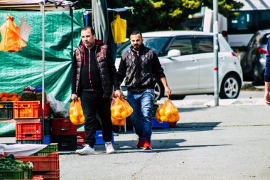 Limasol Kıbrıs Rum Kesimi 14 Mart 2020 Sabahleyin Limasol pazarından kimliği belirsiz bir kişinin alışveriş yaptığı görüntüler
