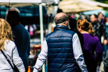 Limasol Kıbrıs Rum Kesimi 14 Mart 2020 Sabahleyin Limasol pazarından kimliği belirsiz bir kişinin alışveriş yaptığı görüntüler