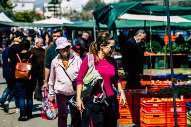 Limasol Kıbrıs Rum Kesimi 14 Mart 2020 Sabahleyin Limasol pazarından kimliği belirsiz bir kişinin alışveriş yaptığı görüntüler